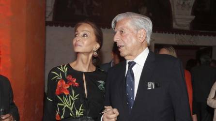 Isabel Preysler con el escritor Mario Vargas Llosa.