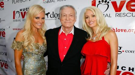 Hugh Hefner en una foto de archivo junto a sus exnovias Bridget Marquardt y Holly Madison.