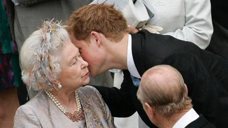 Harry afirma que su abuela le invitó a visitarla en Reino Unido después de que se instalara temporalmente con su esposa en Canadá, pero uno de sus ayudantes canceló la reunión en el último momento.