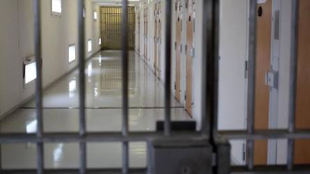 Una funcionaria de prisiones ayudó a un reo a escapar tras enamorarse en la cárcel.