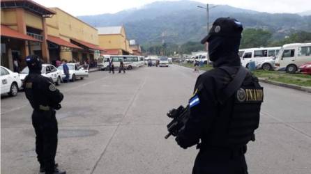 Miembros de la Fuerza Nacional Anti Maras y Pandillas haciendo operativos en la Gran Central Metropolitana de San Pedro Sula.