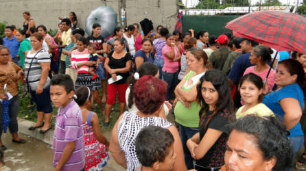 Centenares de madres tienen la esperanza de que les entreguen el dinero.