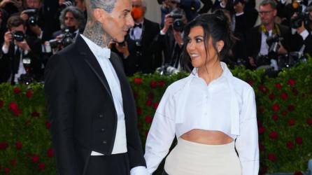 Kourtney Kardashian y Travis Barker reciben a su primer hijo en común