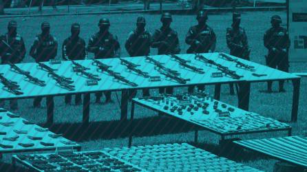 Arsenal, droga y dinero decomisado a estructuras criminales en un operativo de autoridades de seguridad de Honduras.