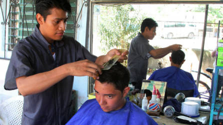 Marcos Antonio se ha convertido en un hábil peluquero urbano.