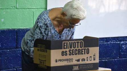 Más de tres millones de costarricenses están convocados a las urnas que abrieron desde muy temprano este Domingo de Resurección.//AFP.