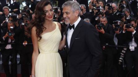 US actor and director George Clooney and his wife Amal attend the premiere of the movie 'Suburbicon' presented out of competition at the 74th Venice Film Festival on September 2, 2017 at Venice Lido. / AFP PHOTO / Filippo MONTEFORTE