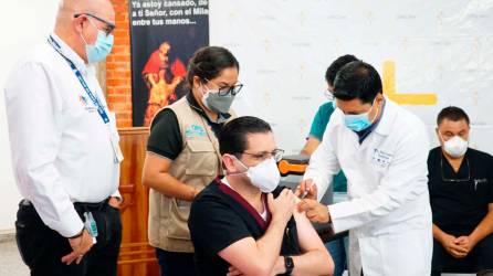 Inmunización. El viceministro de Salud, Roberto Cosenza, inyectó la dosis de refuerzo al doctor Óscar Díaz, médico del Seguro Social.