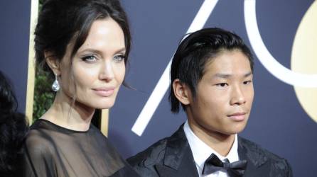 La actriz Angelina Jolie junto a su hijo Pax.