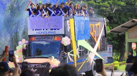 Los estudiantes de último año de la Franciscan School celebraron su entrada, previo al inicio de clases. Un total de 38 jovencitos llegaron en una carroza decorada, la cual destacó por las calles de SPS. Al llegar al instituto, los seniors fueron recibidos con ovaciones por parte de algunos padres de familia, docentes y demás alumnos del mencionado centro educativo.