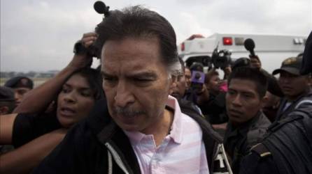 El expresidente de Guatemala Alfonso Portillo (c) es escoltado por autoridades guatemaltecas durante el proceso de su extradición a Estados Unidos. EFE/Archivo