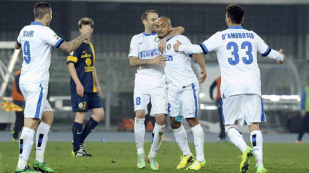 Jonathan Cicero festeja su gol junto a sus compañeros.