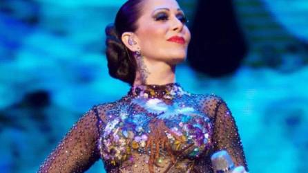La cantante mexicana Alejandra Guzmán desató tremenda controversia en redes sociales después de colgar una imagen suya luciendo sin maquillaje.
