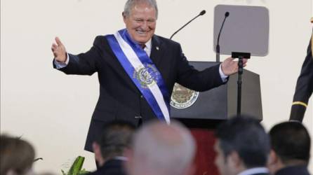 El nuevo presidente salvadoreño, Salvador Sánchez Cerén, saluda tras su discurso de investidura en la ceremonia oficial que se celebró en el Centro Internacional de Ferias y Convenciones (CIFCO), en San Salvador. EFE