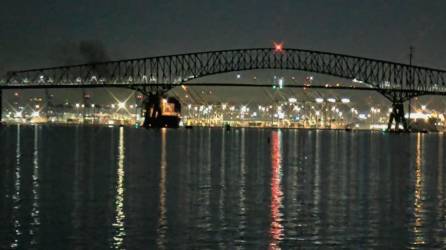 La estructura de acero del puente Francis Scott Key colapsó después de que barco portacontenedores chocara en Baltimore, Maryland, el 26 de marzo de 2024.