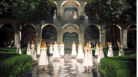 Bajo la lluvia, el Antiguo Colegio de San Ildefonso, lugar del primer encuentro entre Diego y Rivera Kahlo, fue el escenario de la colección Crucero de Dior bajo la batuta de la italiana Maria Grazia Chiuri, una amante desde niña de la magia y las tradiciones de México, que se vieron plasmadas en este desfile.