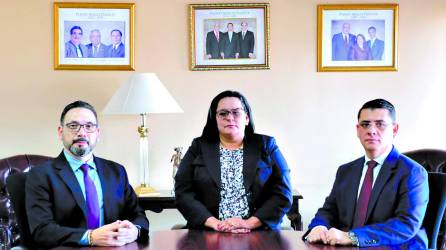 <b>Jorge Gustavo Medina Rodríguez, Itzel Anaí Palacios Siwady y Ricardo AlfredoMontes Nájera en su primera reunión en la sede del Tribunal Superior de Cuentas.</b>