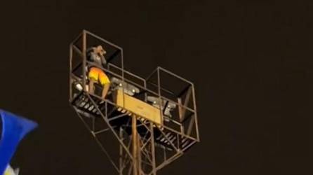 Video: Hondureño sube a torre de estado Chelato Uclés a celebrar triunfo