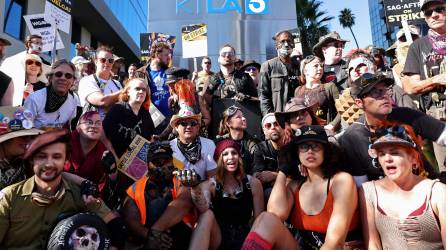 Los miembros de SAG-AFTRA posan para una foto grupal, durante un piquete con temática ‘Post Apocalíptica’ frente a los estudios de Netflix, el día 118 de su huelga contra los estudios de Hollywood.