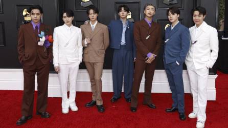 V, Suga, Jin, Jungkook, RM, Jimin y J-Hope de BTS en una foto de abril de 2022.