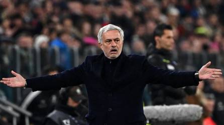 José Mourinho es el DT de la Roma de Italia.