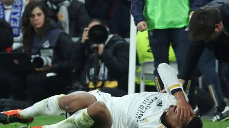 Jude Bellingham se duele tras caer lesionado durante el encuentro Real Madrid vs Girona.