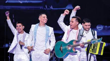 Los integrantes de Grupo Firme le rindieron un emotivo discurso durante el concierto a José Iván Zazueta Chavarín.