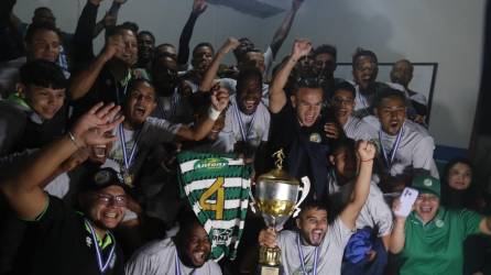 Plantilla del Juticalpa FC celebró en los camerinos con el título ya que apagaron las luces del estadio Robrto Martínez Ávila de Siguatepeque.