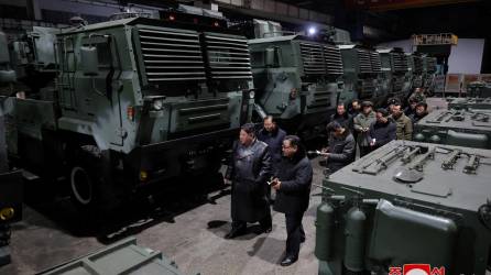 Kim Jong-un, líder norcoreano, ha lanzado nuevas amenazas contra Corea del Sur. Visitando una planta de municiones.