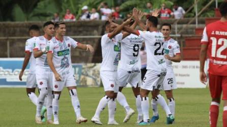 Alexander López celebrando su golazo de tiro libre. Foto Twitter @ldacr.