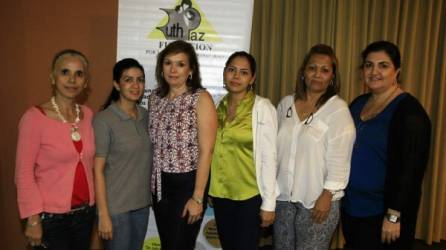 Jackie Sandoval, Jenny Mejía, Claudia Albir, Debbie Castillo, Yáskara Guzmán y Carla Urmeneta.
