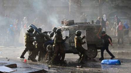 Los militares y policías reprimen a manifestantes en Chile tras un mes de violentas manifestaciones./AFP.