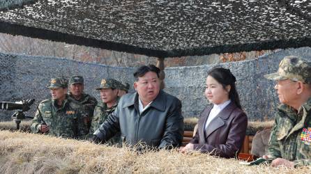 Kim Jong Un supervisó, junto a su hija, maniobras militares del ejército norcoreano el fin de semana.
