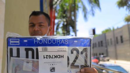 Este conductor muestra su nueva placa: se reclaman en Galerías del Valle y City Mall. Foto melvin Cubas