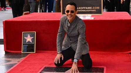 Marc Anthony posa con su estrella en el Paseo de la Fama de Hollywood.