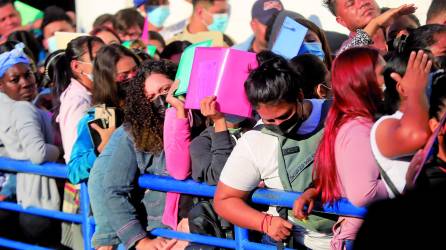 A diario, miles de hondureños, en su mayoría jóvenes, salen con currículo en mano en busca de oportunidades laborales.