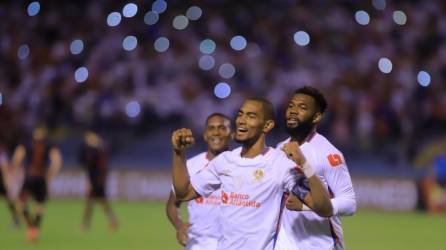 Jerry Bengtson celebrando su gol marcado por la vía penal en la paliza de 4-1 del Olimpia ante Atlas.