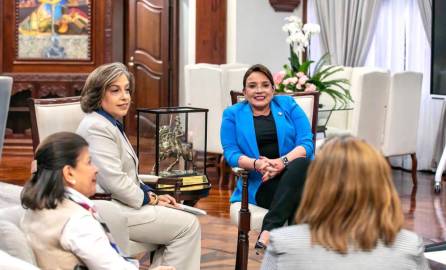 La presidenta del Cohep, Anabel Gallardo, en la reunión con la presidenta de Honduras, Xiomara Castro.