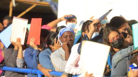 <b>Mujeres hacen fila desde la madrugada para entregar sus hojas de vida en una maquila de San Pedro Sula. Foto: La Prensa.</b>