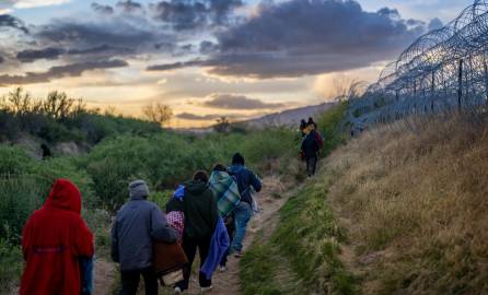 Migrantes buscan ingresar a las fronteras de Estados Unidos en Texas.