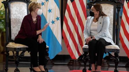 <b>ARCHIVO.</b> El gobierno de Estados Unidos y el de Honduras han afirmado que tienen relaciones bilaterales excelentes. La embajadora Dogu junto a la mandataria hondureña.