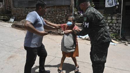 El alcalde de Tegucigalpa, Jorge Aldana, declaró este viernes “zona de desastre” un sector de la ciudad donde durante la semana se registró una cadena de derrumbes que han destruido total o parcialmente decenas de casas a causa de una falla geológica, que se activó por las lluvias.