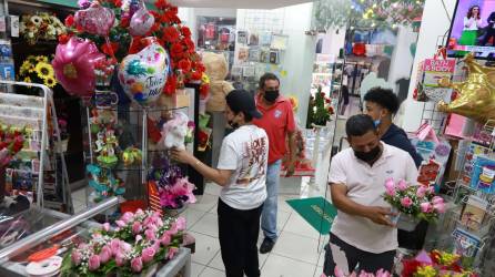 Desde ayer, los ciudadanos comenzaron a hacer sus compras para consentir a mamá. El comercio formal e informal ofrece ofertas. FOTOS: MELVIN CUBAS