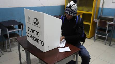 Una persona acude a votar para la jornada de elecciones generales hoy, en Quito (Ecuador).