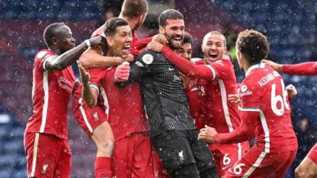 Alisson Becker celebró su gol con sus compañeros del Liverpool. Foto AFP.