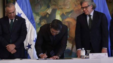 El mandatario Juan O. Hernández al sancionar la 'Ley de Política Limpia', como testigo de honor el Secretario General de la OEA, Luis Almagro.