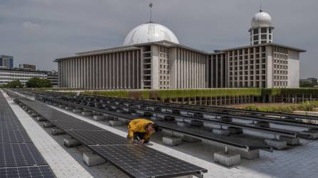El medio ambiente es tema central de los sermones del Gran Imam Nasaruddin Umar, de la Mezquita Istiqlal en Yakarta, Indonesia. Inspeccionando paneles solares en la mezquita.