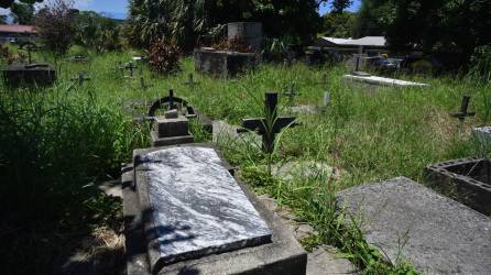 En el cementerio San Isidro hay muertos sepultados a solo dos pies de profundidad porque nace un vertiente de agua. “Ya están saturados, si alguien fallece en estos momentos es muy difícil que haya espacio. Había un plantel nuevo, pero se llenó con la pandemia. Además no es un lugar que reúne las condiciones porque es un guindo”, dijo Noé Lanza, administrador del cementerio San Isidro.