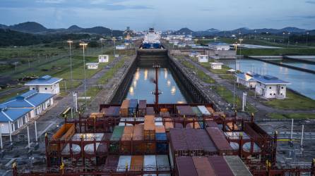 La Autoridad del Canal de Panamá ha reducido el tráfico diario a través del canal en casi un 40 por ciento este año.