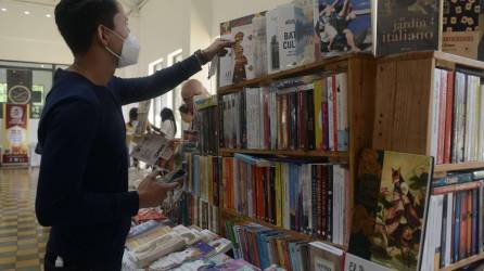 Los presentes pueden adquirir sus libros preferidos por precios accesibles en la Feria del Libro 2022.